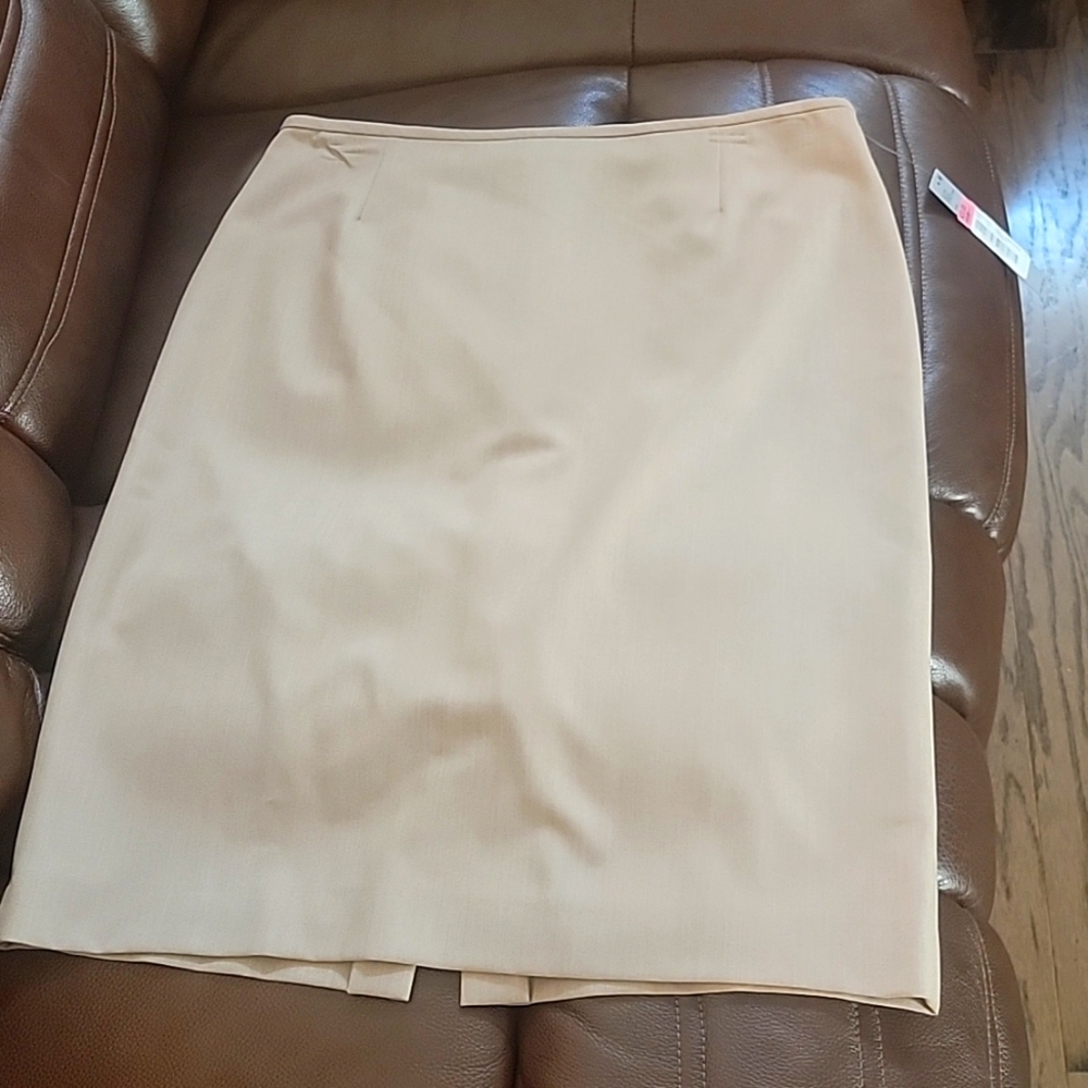 SIZE 10 NEW KHAKI SKIRT. NEVER BEEN WORN AND STILL HAS TAGS.